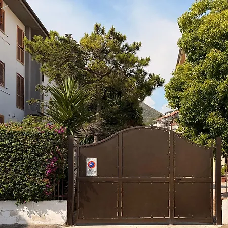 Edda Maison Centralissimo Sul Lungomare Con Posto Auto E Giardino Privato スペルロンガ