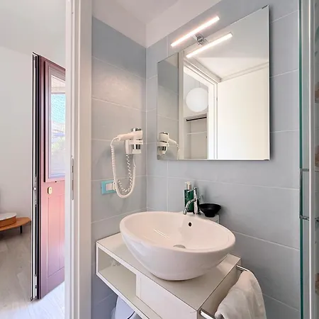 Edda Maison Centralissimo Sul Lungomare Con Posto Auto E Giardino Privato Bed & Breakfast